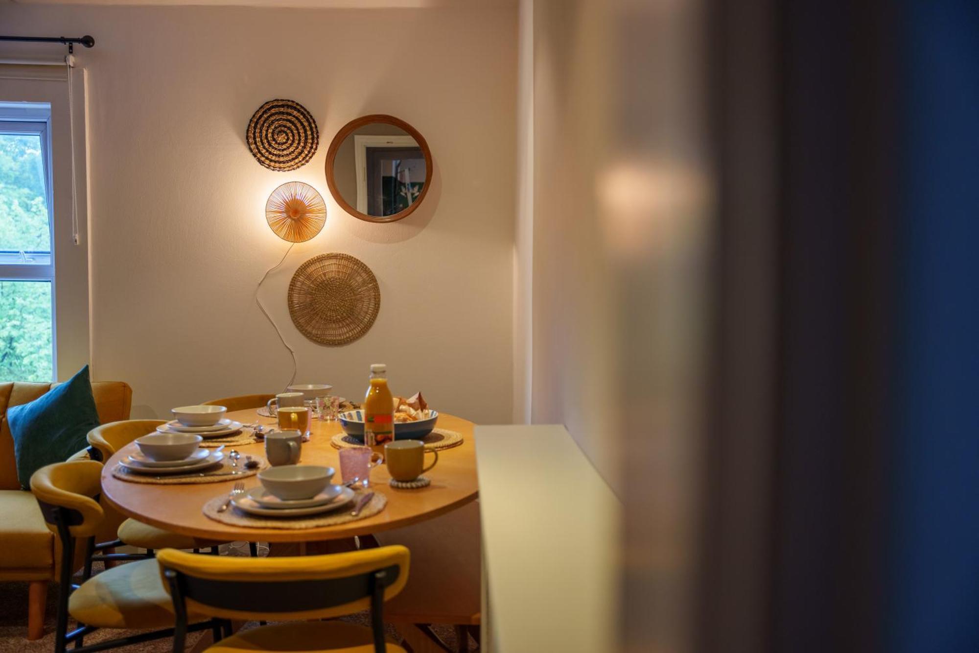 Stay With Airhgt @ Luxe Apartment In Central ฮาร์โรเกต ภายนอก รูปภาพ