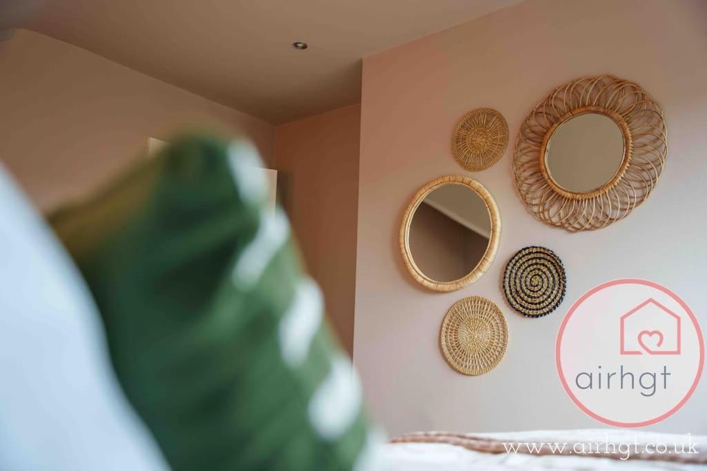 Stay With Airhgt @ Luxe Apartment In Central ฮาร์โรเกต ภายนอก รูปภาพ
